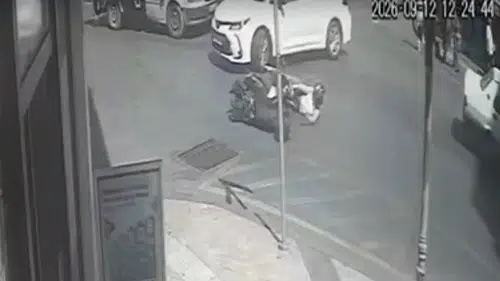 Efeler’de sokağa dönüş kazası: Motosikletli sürücü hastanelik oldu