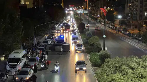 Manisa'da ortalığı birbirine kattı: 5 aracı hurdaya çevirip sırra kadem bastı