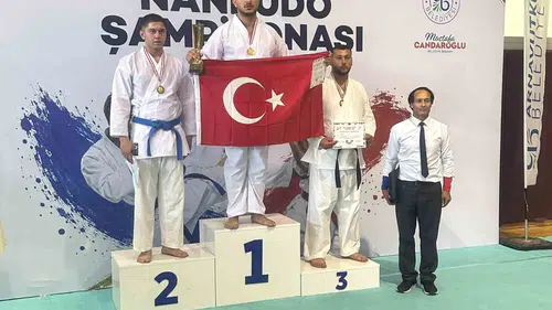 Yoğun bakımın kahramanı minderde devleşti: Hemşire Fuat Yiğit Akküç dünya zirvesinde