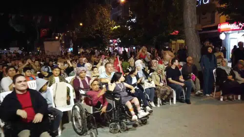 Çivril'de 30 Ağustos Coşkusunda Bir İlk: Başkan Dere, Protokolü Çocuklara Bıraktı