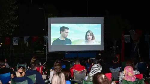 Manisa'da nostaljik sinema keyfi: Sandalyeni kap gel etkinliğine yoğun ilgi