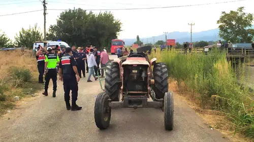 Turgutlu'da tarım işçilerini taşıyan traktör faciasının eşiğinden dönüldü