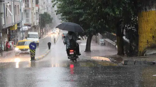 Efeler'de aniden bastıran yağmur hayatı felç etti: Vatandaşlar zor anlar yaşadı