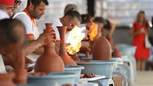 Menemen'de 8 bin yıllık gelenek dev isimlerle şenleniyor