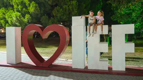 İzmir’in kalbinde sanat rüzgarı: Levent Yüksel ve Salih Bademci izleyiciyi büyüledi