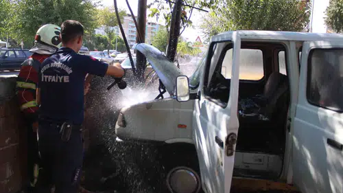 Aydın'da park halindeki araç alevlere teslim oldu: Kamyonet hurdaya döndü