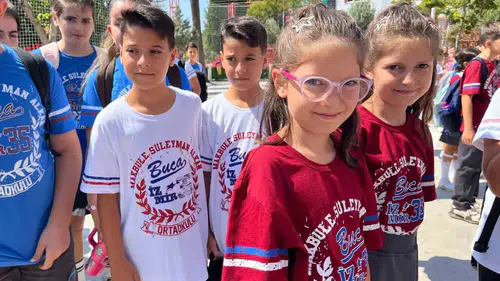 İzmir’in İkizler Üssü: Bir okulda 54 öğrenci aynı anda aynı heyecanı paylaşıyor