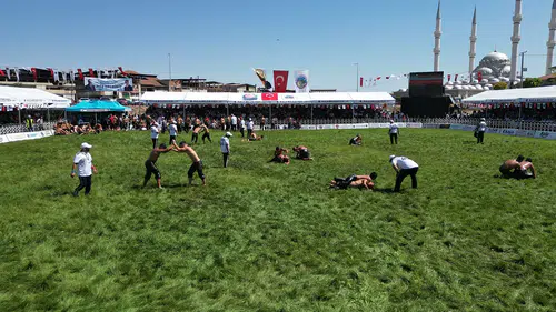Kula Er Meydanı'nda altın kemer heyecanı: Başpehlivanlık kürsüsünün yeni sahibi belli oldu