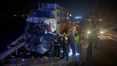 Afyonkarahisar'da dehşet anları: Kamyon sürücüsü hurdaya dönen araçta mahsur kaldı