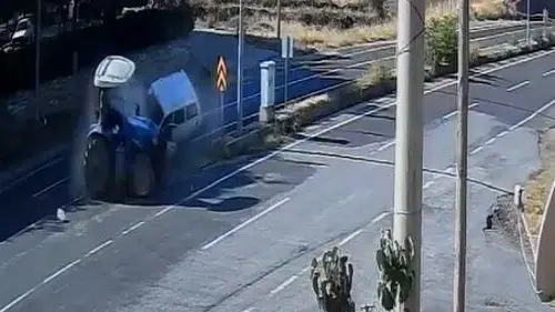 Eşme’de dehşet anları kamerada: Traktörle otomobil çarpıştı