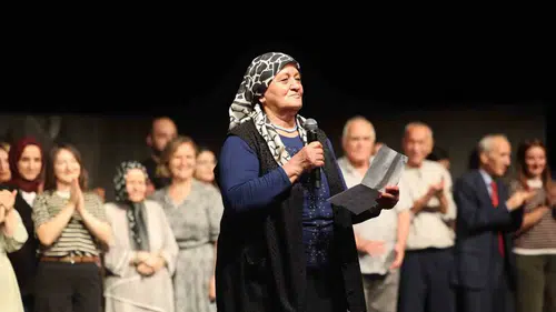 Merkezefendi’de nostalji rüzgarı: Büyükler sahneye çıktı, salon ayakta alkışladı