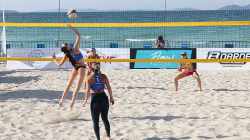 Çeşme’de voleybol şöleni: Kumun yıldızları kupa için ter döküyor