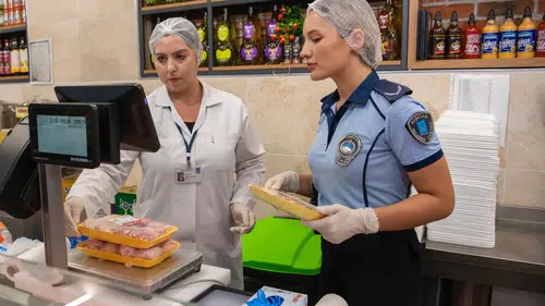 Kuşadası'nda gıda güvenliği alarmı: Denetimlerde uygunsuz ürünler toplandı