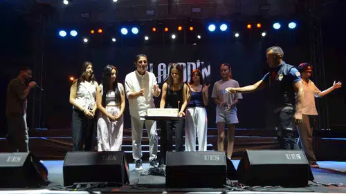 Selendi'de festival finalinde çifte kutlama: Başkan Daban'a sahnede büyük sürpriz