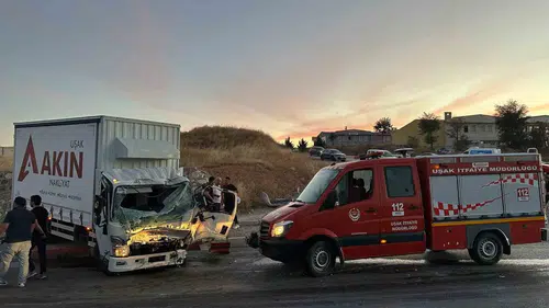 Uşak’ta acı dolu anlar: Yangına yetişmeye çalışan itfaiye aracı kamyonla çarpıştı