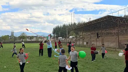 Beyağaçlı miniklerden gökyüzüne barış çağrısı: Uçurtmalar Gazze için havalandı