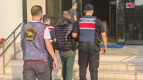 İzmir'de JASAT operasyonu: 60 suç dosyası olan firari adalete teslim edildi