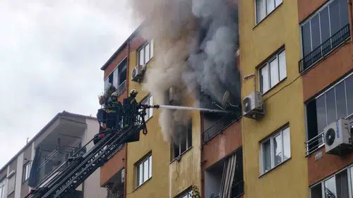 Denizli'de apartman yangını: Yatalak hastanın da aralarında bulunduğu iki kişi hastanelik oldu