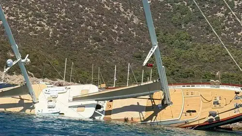 Bodrum açıklarında gece yarısı dehşeti: Kayalıklara çarpan lüks gulet yan yattı