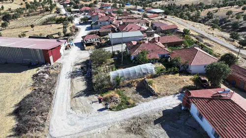 Selendi’nin Gölbaşı Mahallesi’nde çamurlu günler tarih oluyor: İlk kez parke taşıyla tanıştılar