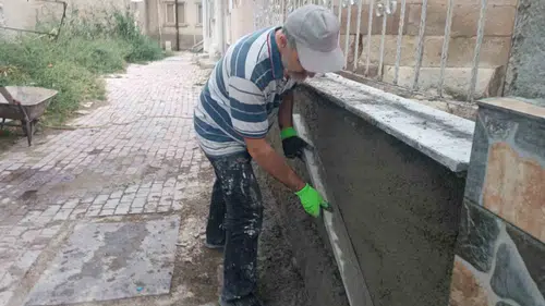 Cübbesini astı, malayı eline aldı: İmamdan örnek davranış