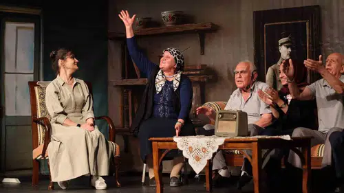 Sahnedeki cesaretleri alkış topladı: Yaşam merkezinin sakinleri anıları canlandırdı