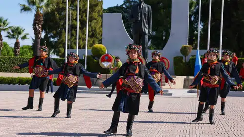Aliağa’da 104 yıllık bağımsızlık coşkusu: Meydanlarda kurtuluş şöleni