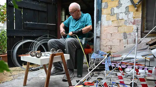 Kahve köşelerinden atölyeye uzanan vefa: 69 yaşındaki Ali Rıza Dede çocukların hayallerini inşa ediyor