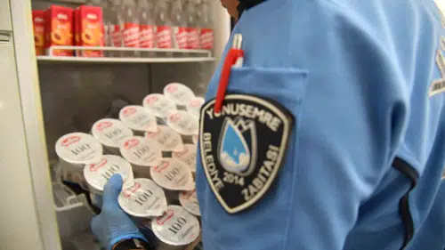 Yunusemre’de okul mesaisi: Zabıtadan gıda güvenliği operasyonu