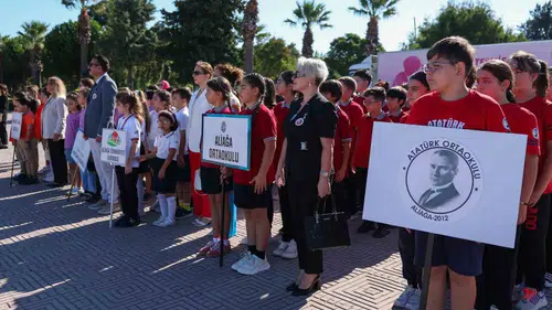 Aliağa’da ders zili heyecanı: Geleceğin mimarları sınıflarını doldurdu