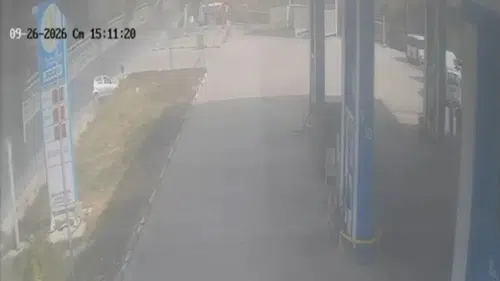Söke yolunda dehşet anları kamerada: Kontrolden çıkan araç duvara çarptı