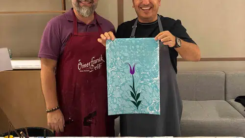 Marmaris’in maviliğinde geleneksel sanat rüzgarı: Ebrû Dere’si sanatseverlerle buluştu