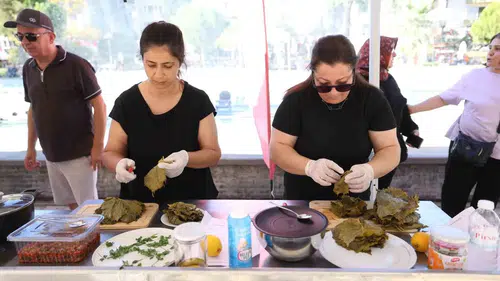 Manisa'nın geleneksel lezzeti jüriyi büyüledi: En iyi sarma için kıyasıya rekabet