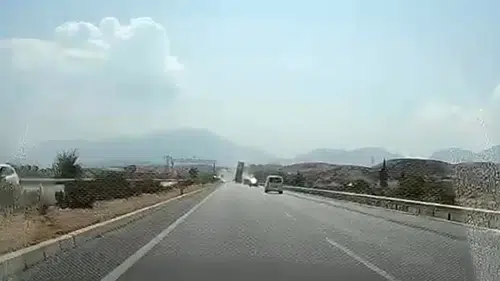 Denizli trafiğini birbirine kattı: Açık unutulan dorse EDS direğini devirdi