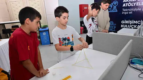 Geleceğin mühendisleri Akademi Manisa’da buluştu: Robotik dünyasının kapıları aralandı