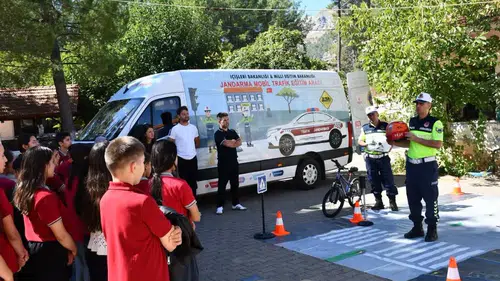 Minik öğrencilere trafik bilinci aşılandı: Jandarmadan uygulamalı eğitim