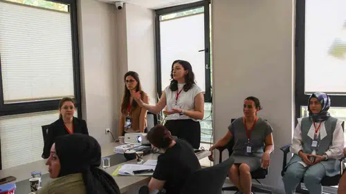 Efeler'de otizmli minikler için sofrada yeni dönem: Uzmanlardan ailelere rehberlik