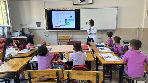 Nazilli’de sağlıklı gülüşler için okul sıralarına uzman eli değdi