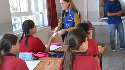 Okul yolunda gönüllü dayanışması: Miniklerin yüzünü güldürdüler