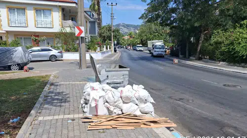 Marmaris'te çöp konteynerine moloz cezası: Kameralar affetmedi