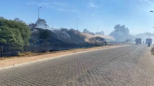 Efeler’de korkutan yangın: Trafik duman altında kaldı