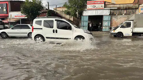 Uşak’ta akşam kabusu: Sağanak ve dolu trafiği kilitledi