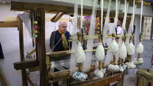 Modern fabrikalara inat: Bir ustanın elinde ilmek ilmek canlanan tarih