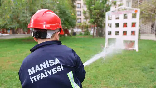 Minik kahramanlar itfaiye merkezinde: Yangın güvenliğini uygulamalı öğrendiler