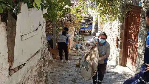 Datça'da kabusa dönen ev temizlendi: Tonlarca atık tahliye edildi