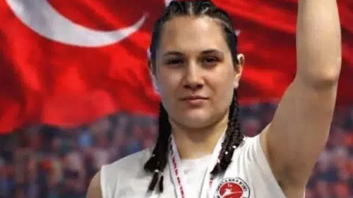 Denizli'nin gururu ringde tarih yazdı: Dünya ikinciliği Hilal Bayhan'ın ellerinde