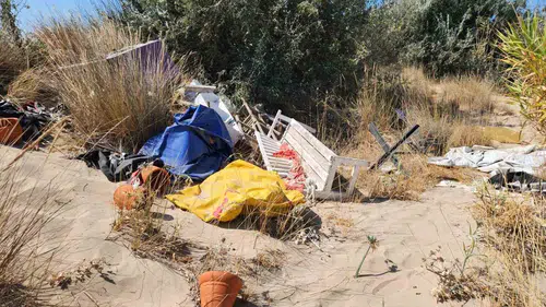Çeşme'nin nadide çiçeklerine çöp darbesi: Doğal miras göz göre göre yok ediliyor
