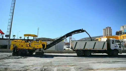 Kuşadası’nda ulaşım seferberliği: Değirmendere’de asfalt yenileme mesaisi
