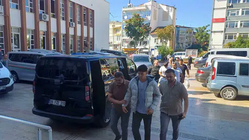 Aydın'da okul çevresinde silahlı panik: Minibüs altına saklanan tüfek yakalattı