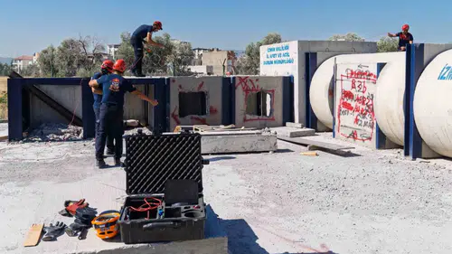 İzmir İtfaiyesi afetlere karşı vites yükseltti: 110 kişilik uzman ekip sahaya iniyor